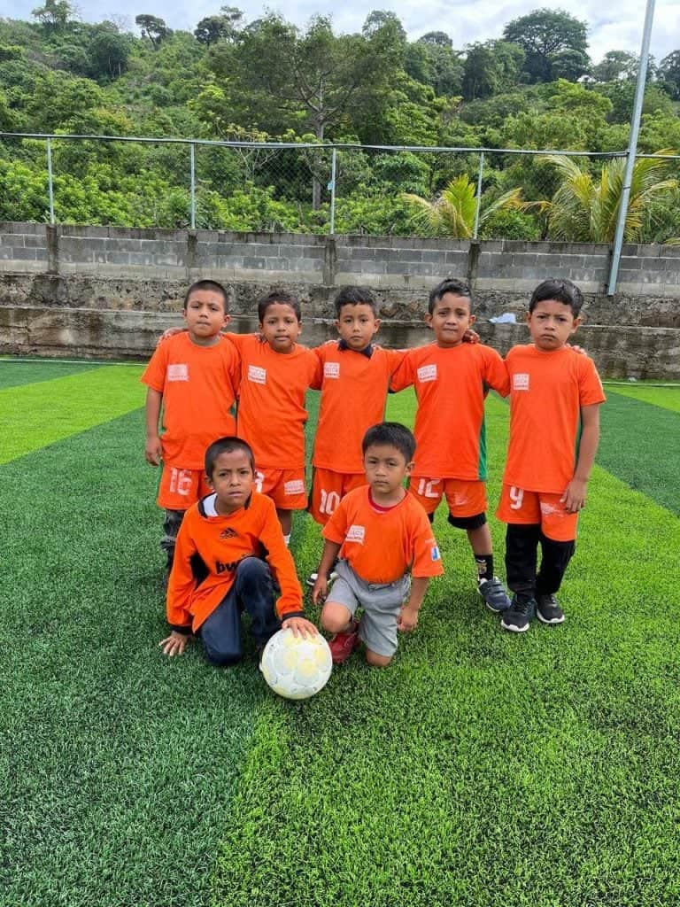 Aquí está el semillero de talentos para que un día Guatemala vaya a un mundial: Luis Ángel Barrientos, migrante guatemalteco en Houston, originario de aldea San MIguel, Comapa, Jutiapa. Equipos infantiles que se han formado en la cancha de grama sintética que mandó a construir.