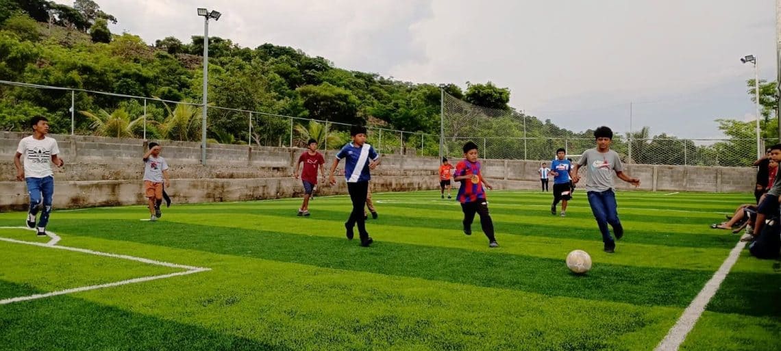 Desde que se abrió la cancha construida con el aporte del Angel del Futbol, Luis Ángel Barrientos, en la aldea San Miguel, Comapa, Jutiapa, no faltan las sonrisas de los niños y jóvenes que llegan a jugar.