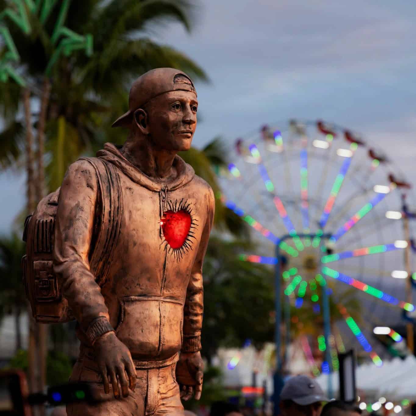 Erigen Monumento al Migrante en Puerto Barrios, Izabal: “Con el corazón iluminado por su tierra”