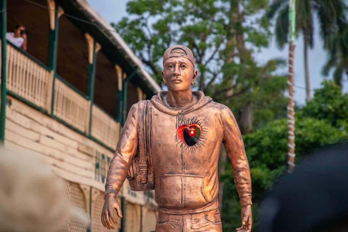 Con un poderoso simbolismo y un sencillo pero significativo recurso, la escultura en honor al migrante en Puerto Barrios tiene un agujero en el corazón, que está iluminado por una luz roja que simboliza el amor a su familia, a su pueblo y a su patria. (Foto Municipalidad de Puerto Barrios)