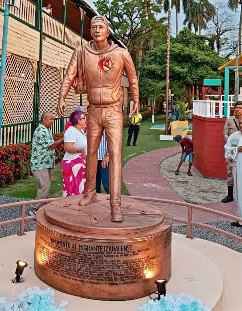 La escultura fue diseñada y ejecutada por el artista Romeo Recinos, a base de marmolina. (Fotografía Municipalidad de Puerto Barrios)