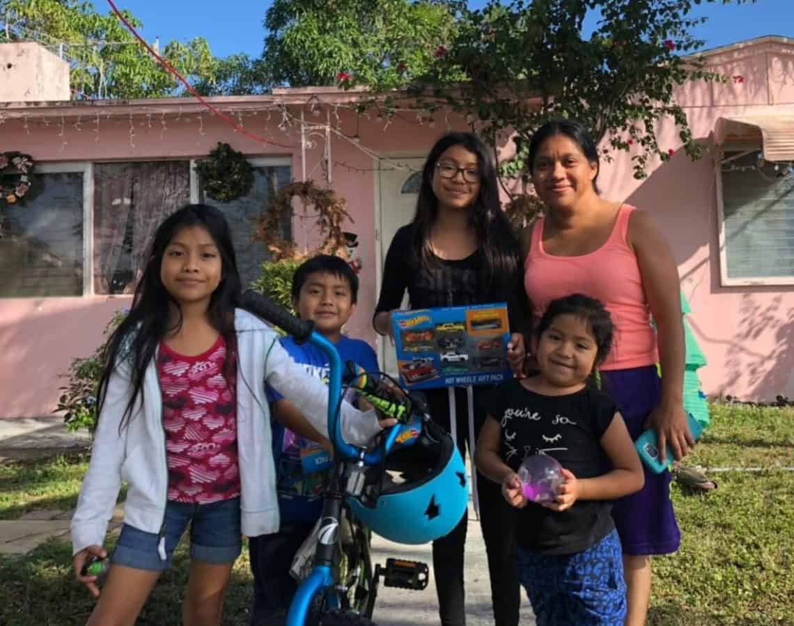 La migrante guatemalteca Olga Pérez luchaba por seguir sosteniendo a sus hijos tras la detención de su esposo, en septiembre de 2025. Sin embargo ella también fue detenida, cuando iba como pasajera en el carro de su empresa de jardinería, conducido por su hija, ciudadana estadounidense, por agentes policiales en 2025.