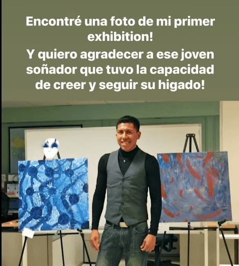 Hombre sonriendo de pie junto a dos pinturas abstractas en caballetes, durante una exposición; texto superpuesto agradece a un joven soñador por su primera muestra.