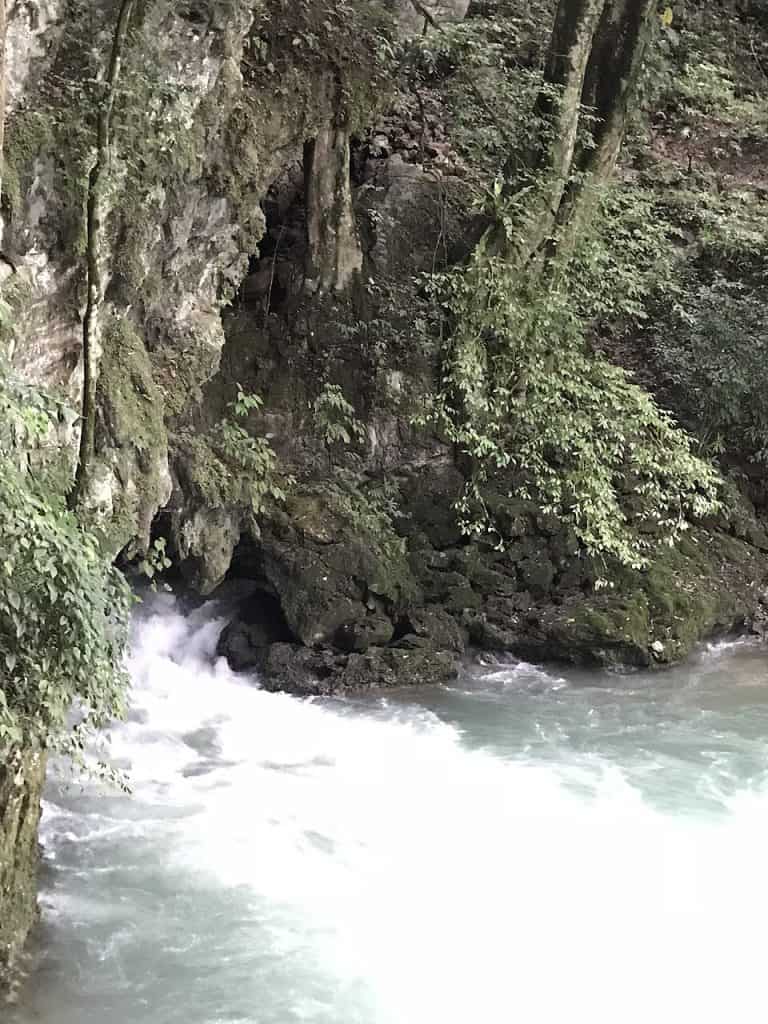 Es fascinante observar el punto en el cual nace el Río Lanquín, emergiendo de la roca kárstica del lugar