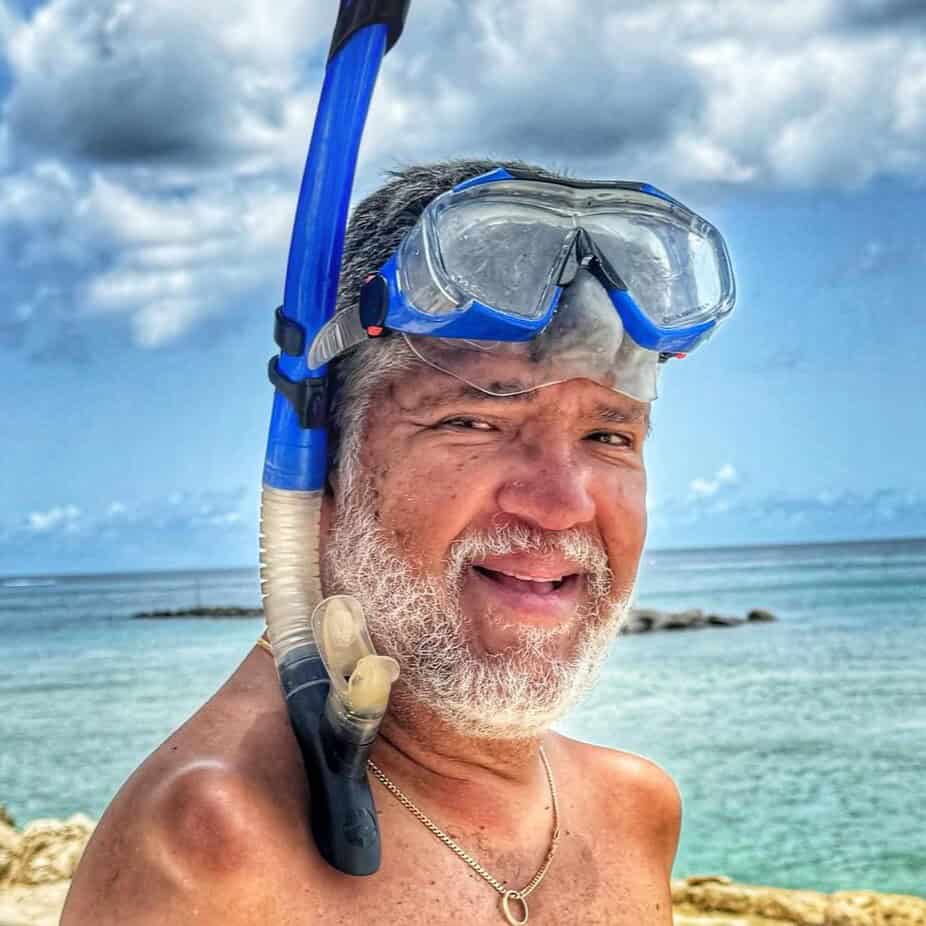 Tony Meléndez: músico migrante nicaragüense sin brazos hace melodías de inspiración