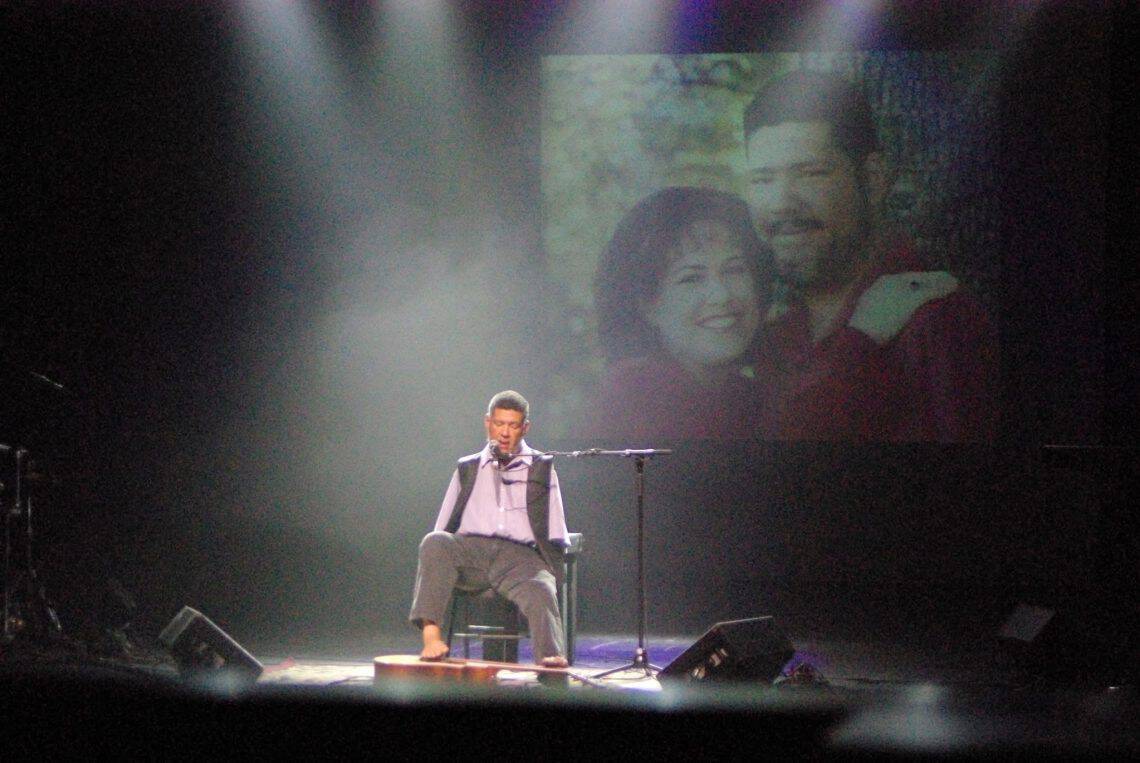 La familia de Tony migró a Estados Unidos desde que él era niño en busca de tratamientos para afrontar su condición: sin embargo lo que parecía un límite se convirtió en la base de una carrera musical llena de fe y creatividad.