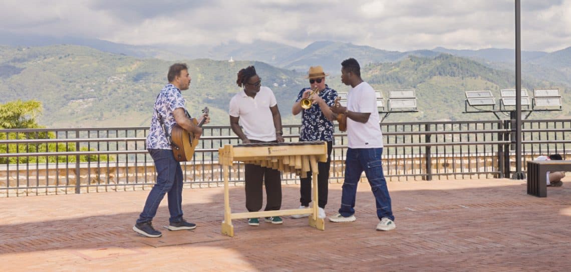 La producción del videoclip de Y volveré se hizo en Guatemala y Colombia, en una colaboración que apunta a hacer historia y exaltar el orgullo migrante por las raíces hispanas. (Foto cortesía Malacates Trebol Shop)