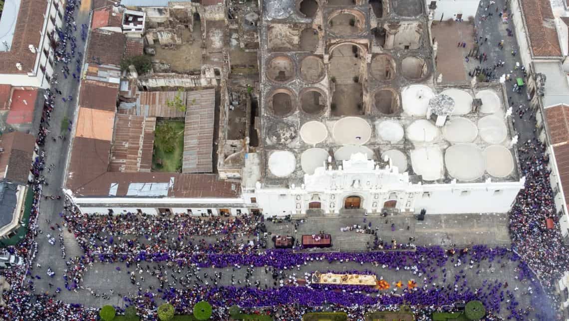 Solo una pequeña parte de la Catedral se encuentra hoy en funcionamiento como la parroquia San José. Se pueden admirar los agujeros que dejaron las bóvedas derruidas por el terremoto de 1773. Así también hay áreas que eran el palacio arzobispal y oficinas clericales, que ya no pertenecen al complejo. Sin embargo, el frontispicio sigue siendo majestuoso e inspirador, símbolo de la gran Santiago de los Caballeros. (Foto Municipalidad de Antigua Guatemala)