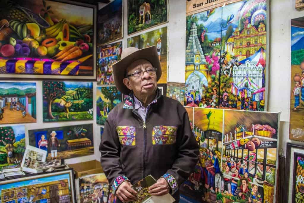 Óscar Perén tuvo su galería en San Juan Comalapa, pero siempre relataba que sus primeros cuadros los tuvo que ir a ofrecer a un estadounidense, cerca del Mercado Central de la capital. Le dio 100 dólares, cuando el dólar aún estaba al 1x1 con el Quetzal, debido a que en Comalapa no llegaban turistas.