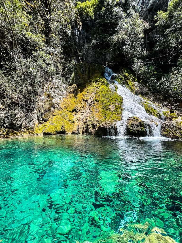 Si visitas este paraíso, por favor no contamines ni dejes basura. No te bañes con jabón ni te apliques bronceador. La conservación depende de estos cuidados.