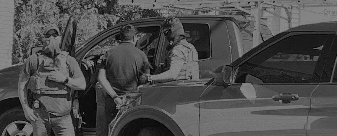 Grupos de derechos humanos y congresistas de varios Estados han cuestionado la necesidad de que los agentes federales migratorios usen máscaras, sobre todo en operativos en los cuales se registran agresiones violentas.