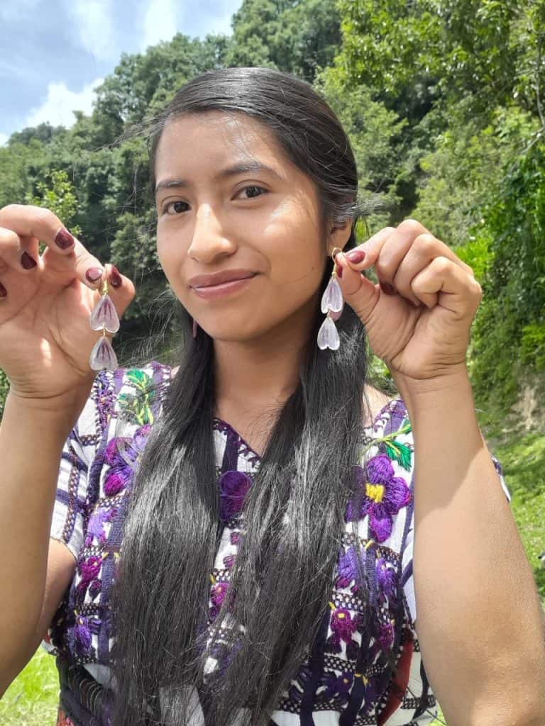 Artesanía con flores o alas de mariposa, con variedad para elegir: un obsequio auténtico, natural, original, único, así como lo es la creatividad de la emprendedora y poeta maya sipakapense guatemalteca Roxana López. Haz tu pedido en MERCADO. Clic en la imagen.