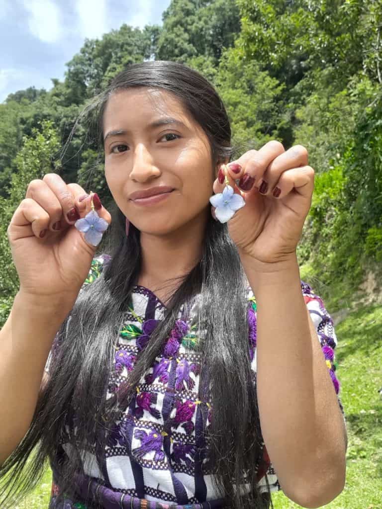 Artesanía con flores o alas de mariposa, con variedad para elegir: un obsequio auténtico, natural, original, único, así como lo es la creatividad de la emprendedora y poeta maya sipakapense guatemalteca Roxana López. Haz tu pedido en MERCADO. Clic en la imagen.