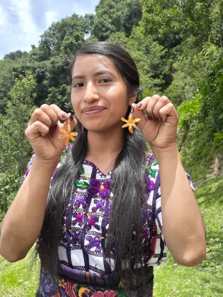 Artesanía con flores o alas de mariposa, con variedad para elegir: un obsequio auténtico, natural, original, único, así como lo es la creatividad de la emprendedora y poeta maya sipakapense guatemalteca Roxana López. Haz tu pedido en MERCADO. Clic en la imagen.