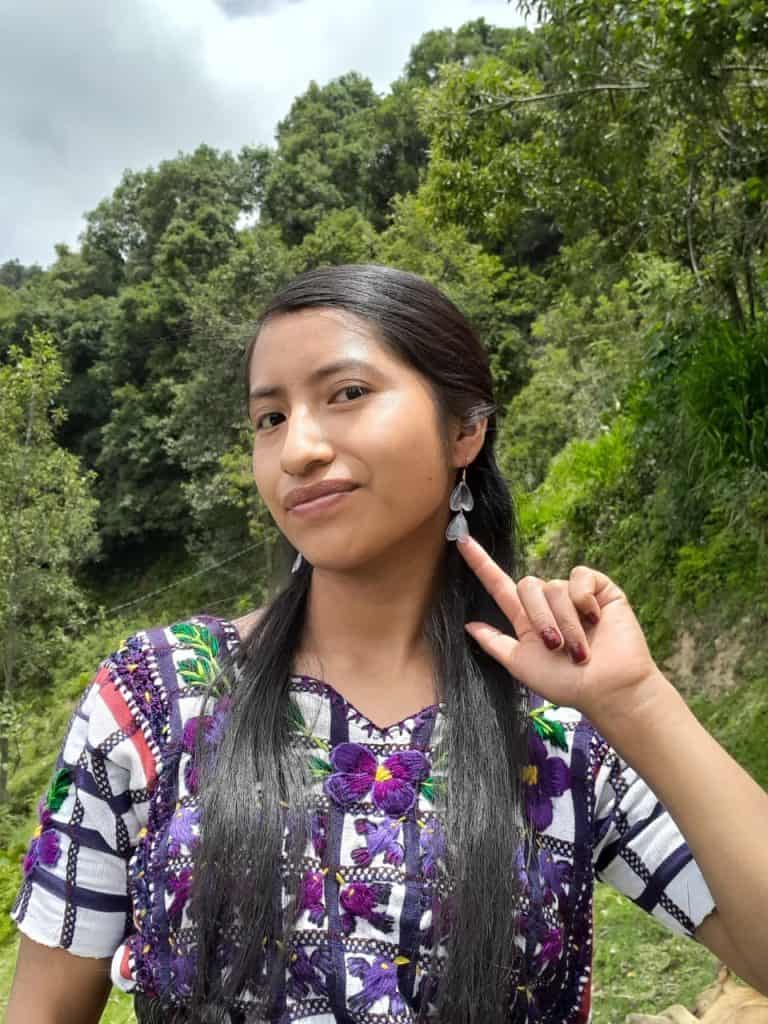 Artesanía con flores o alas de mariposa, con variedad para elegir: un obsequio auténtico, natural, original, único, así como lo es la creatividad de la emprendedora y poeta maya sipakapense guatemalteca Roxana López. Haz tu pedido en MERCADO. Clic en la imagen.