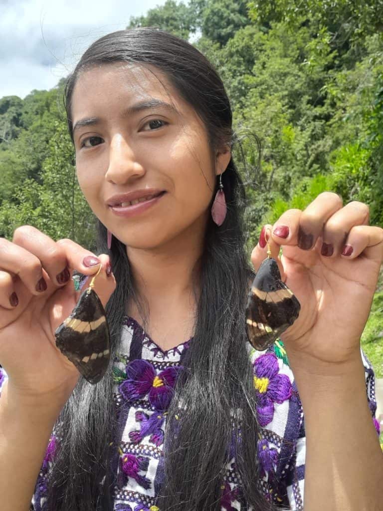 Artesanía con flores o alas de mariposa, con variedad para elegir: un obsequio auténtico, natural, original, único, así como lo es la creatividad de la emprendedora y poeta maya sipakapense guatemalteca Roxana López. Haz tu pedido en MERCADO. Clic en la imagen.