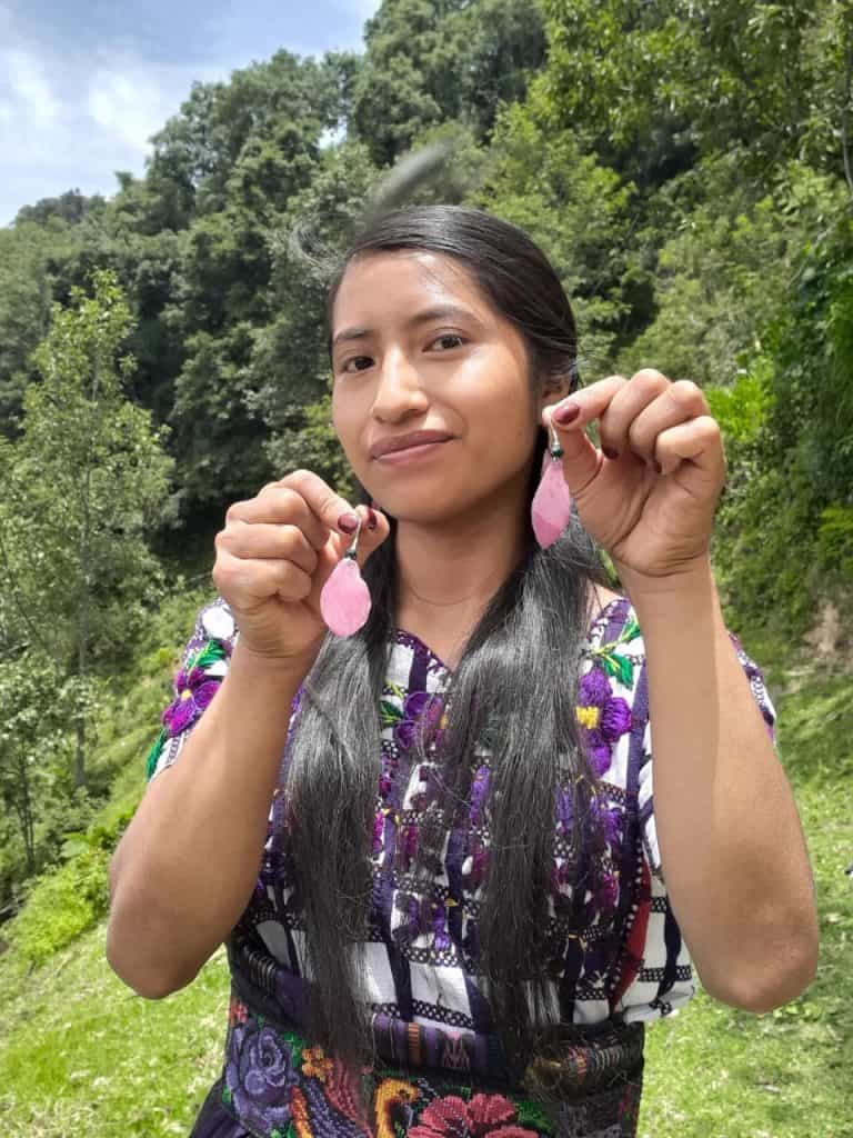 Artesanía con flores o alas de mariposa, con variedad para elegir: un obsequio auténtico, natural, original, único, así como lo es la creatividad de la emprendedora y poeta maya sipakapense guatemalteca Roxana López. Haz tu pedido en MERCADO. Clic en la imagen.