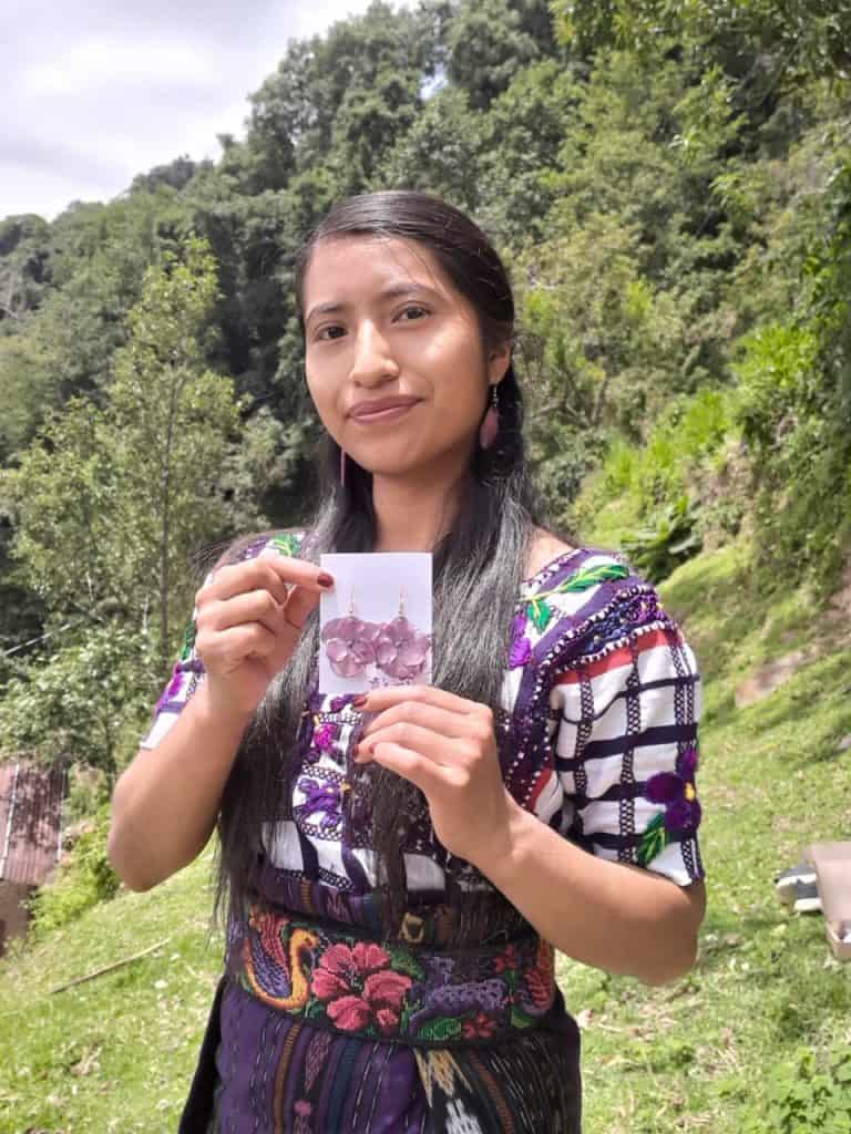 Artesanía con flores o alas de mariposa, con variedad para elegir: un obsequio auténtico, natural, original, único, así como lo es la creatividad de la emprendedora y poeta maya sipakapense guatemalteca Roxana López. Haz tu pedido en MERCADO. Clic en la imagen.