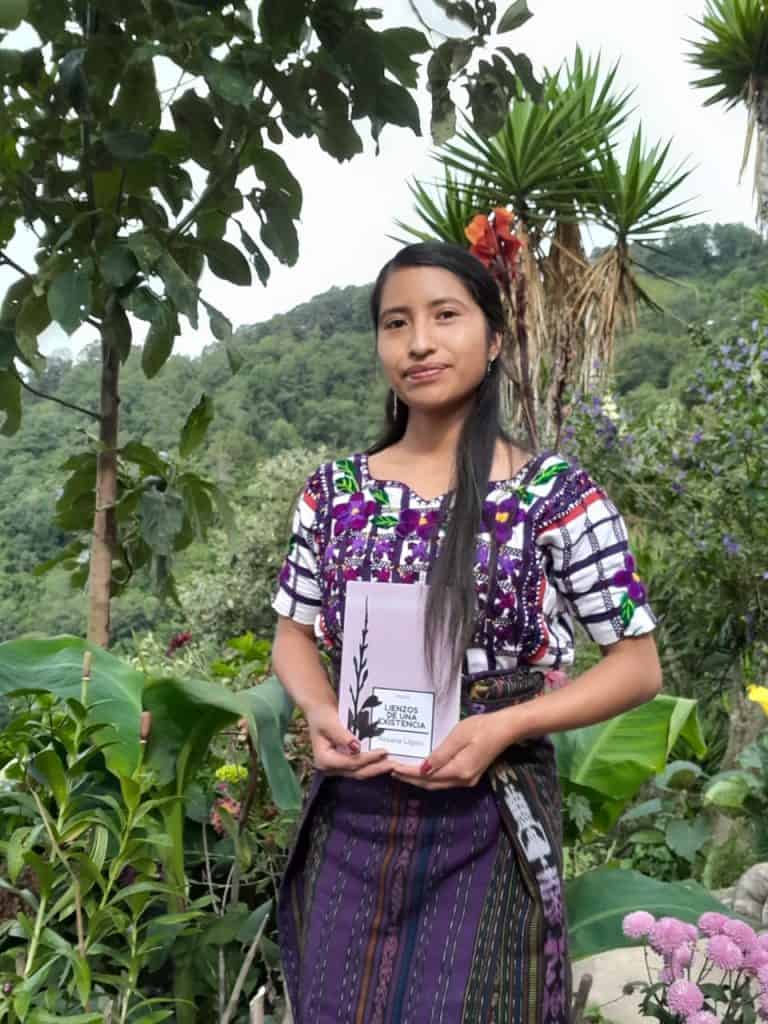 El día en que Roxana López, maya sipakapense decidió romper con el miedo, se abrieron sus alas y su libro Lienzos de una existencia alzó su vuelo. Ya está preparando el segundo y su gran sueño es escribirlo en su idioma materno sipakapense y español. Sin duda lo logrará también.