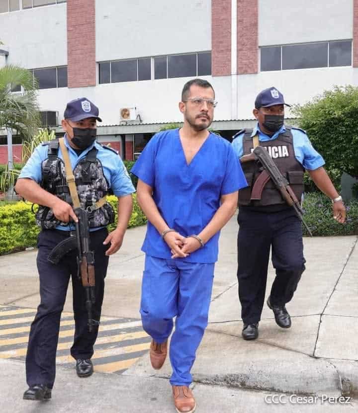 En 2021, el politólogo y académico nicaragüense Félix Maradiaga fue arrestado por la tiranía de Daniel Ortega, bajo falsos cargos, debido a sus críticas contra los abusos del régimen. Paso más de 600 días detenido en aislamiento. Cuando fue liberado, debido al clamor internacional, fue enviado al exilio y despojado de la nacionalidad por esa misma tiranía. Pero su voz sigue activa y crítica.