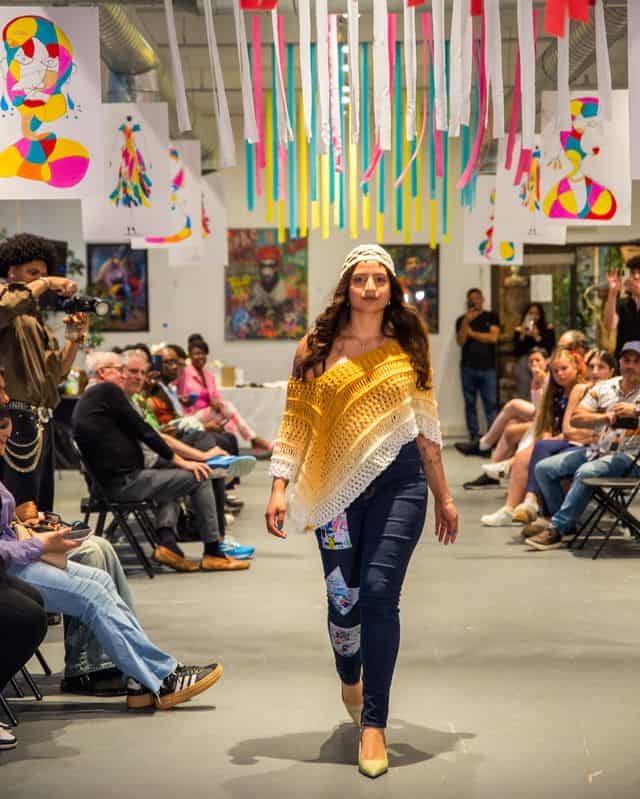 El emprendimiento artesanal estuvo presente a través de esta colección de tejidos a mano en crochet