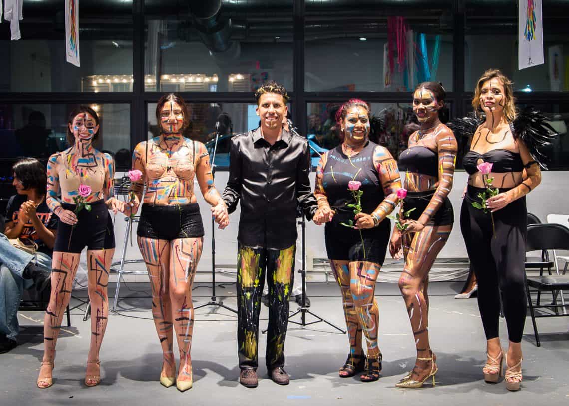 El artista y maestro de arte guatemalteco migrante René Soto presentó una muestra de bodypainting como punto final del festival. (Foto Paola Santamaría)