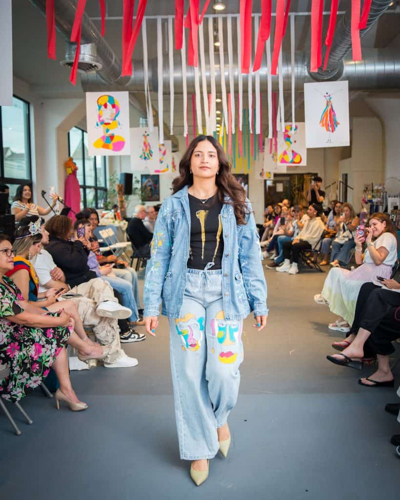 El upcycling también formó parte de la velada artística: reinvención de prendas a través de decorados y pintura que les dan nueva vida, para evitar la contaminación por desecho de prendas. (Foto Paola Santa María)