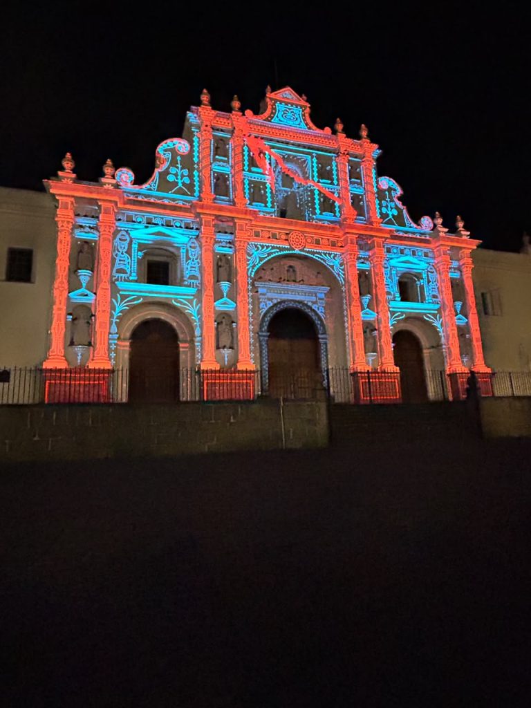 La tecnología también llena de magia deslumbrante el atrio de la Catedral de San José, ante la admiración de locales y visitantes. (Foto Michelle Gonzalez)