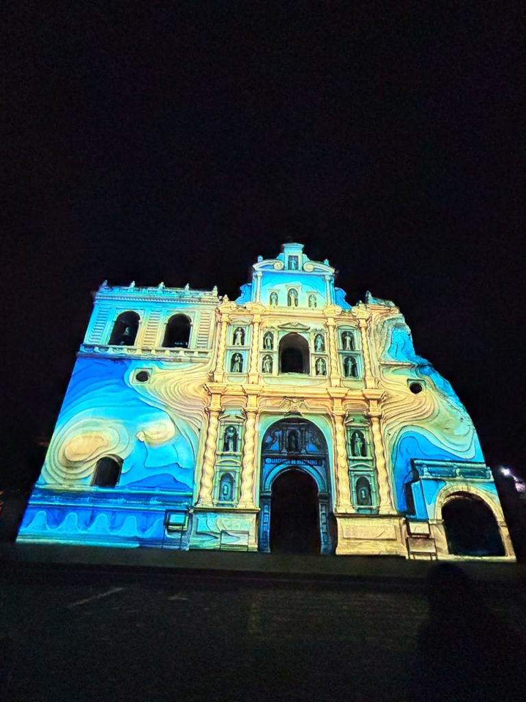 La fachada de San Francisco El Grande, que vio pasar devoto al Hermano Pedro, se ilumina en azul y blanco en artistica plegaria por Guatemala. (Foto Michelle Gonzalez)
