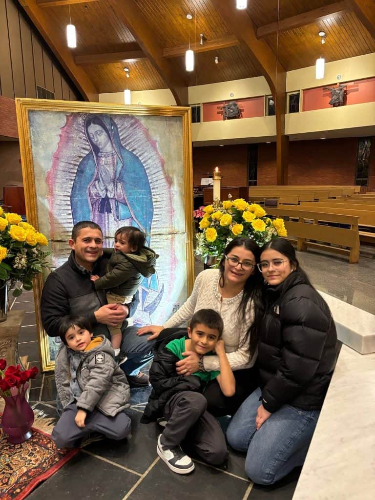 Sonia Aldana Morales junto a su esposo Rony y sus cuatro hijos, siempre recuerdan con amor a Ángela, quien les trajo muchas bendiciones y enseñanzas a sus vidas, las cuales siguen cosechando hasta el presente. (Foto cortesía)