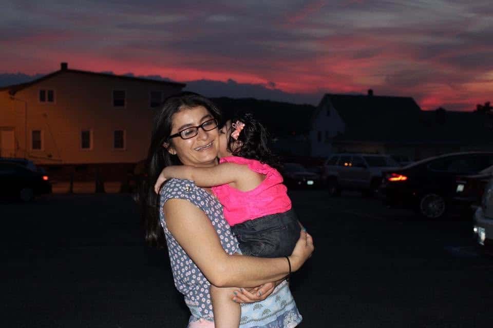 Esta foto de Sonia con Angela guarda un instante muy especial: al salir de la iglesia el atardecer era muy hermoso y mientras abrazaba a su hija, Sonia le dijo: Angela, dame un beso (nunca antes le había dado uno) y en ese instante algo fantástico ocurrió: eso explica la sonrisa tan reluciente.