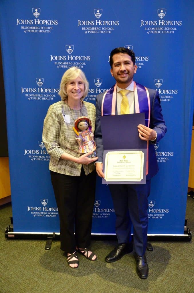 El ahora Master en Salud Pública graduado de Johns Hopkins University, el guatemalteco Bernardo López Samayoa, también recibió una mención especial debido a la calidad de sus proyectos de investigación.