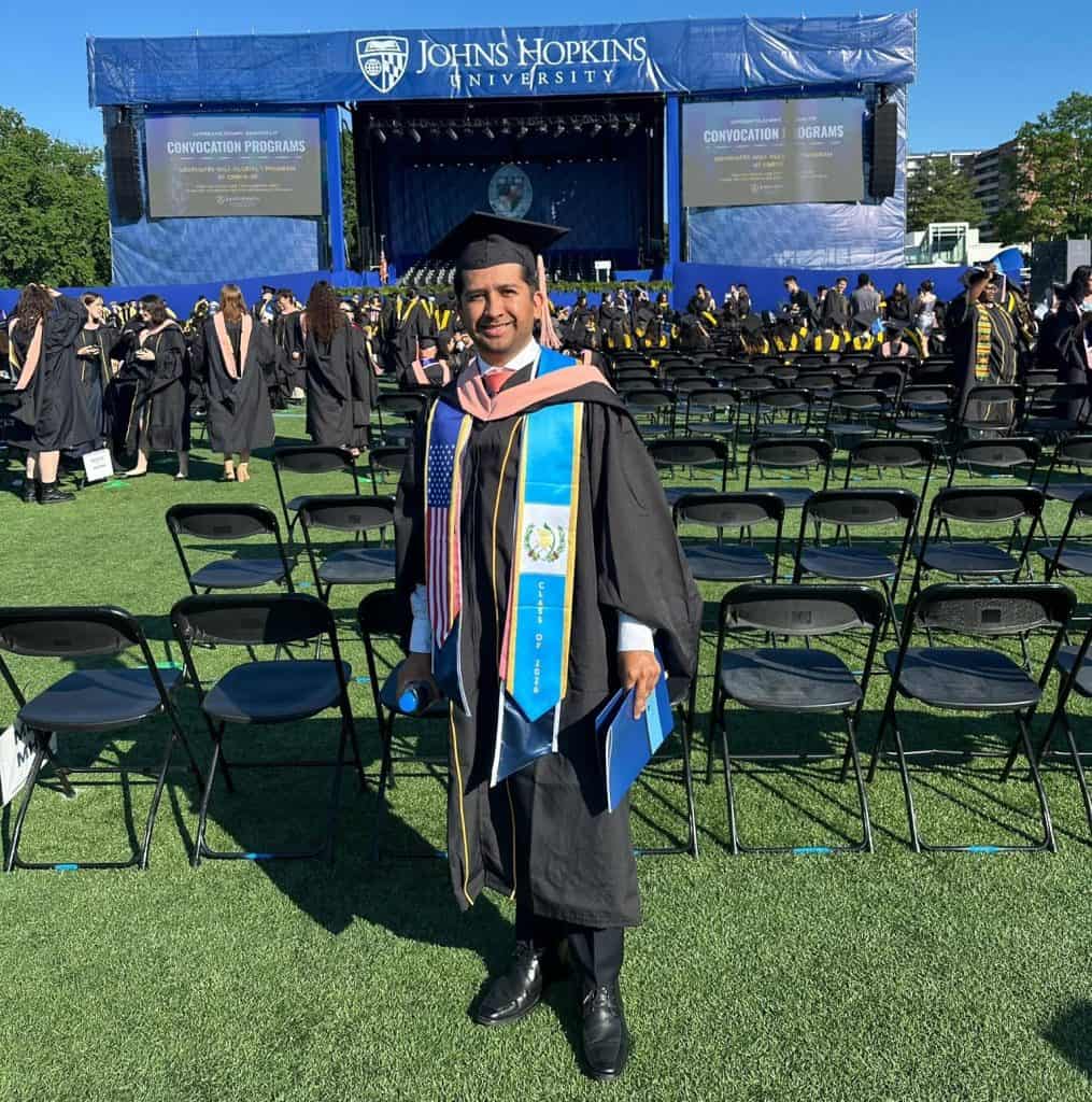 El médico guatemalteco Bernardo López Samayoa, originario de Barillas, Huehuetenango, se graduó en junio de 2026 de la maestría en Salud Pública de Johns Hopkins University, en Maryland.