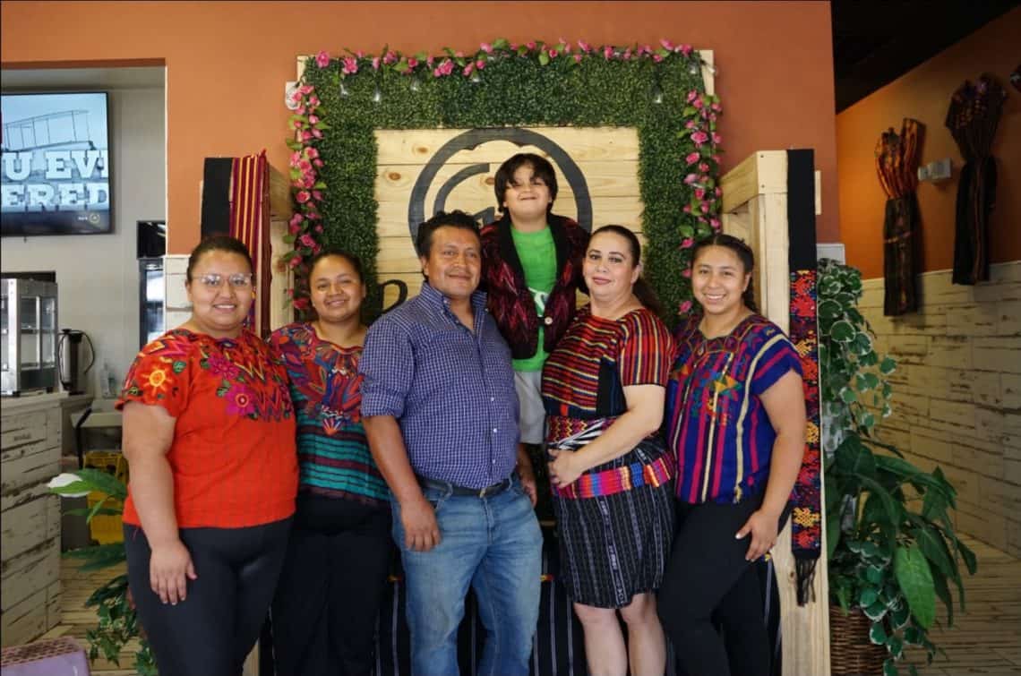 El principal ingrediente del éxito de Guatemaltecos Restaurant, en Wichita, Kansas, inaugurado el 27 de junio de 2026, es el cariño, la unión y el afán de excelencia de la familia formada por Jorge y Yecsi Ticum, y sus cuatro hijos. (Fotografía cortesía Yecsi Ticum)