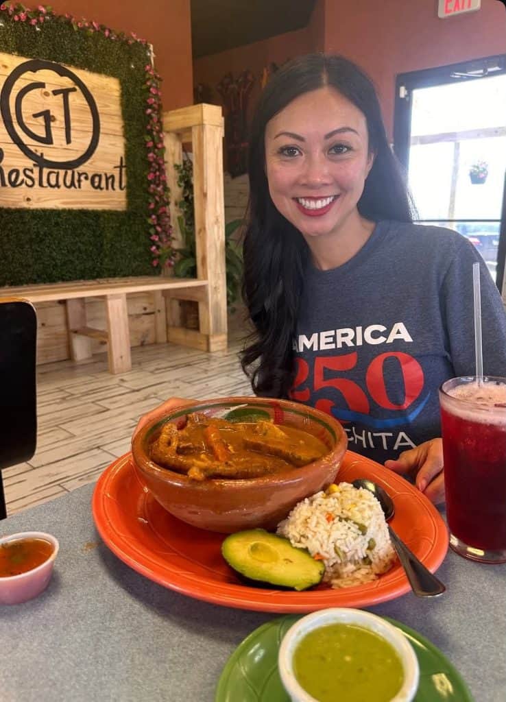 La alcaldesa de Wichita, Lily Wu quedó sorprendida por el sabor del kak'ik, cuyo principal ingrediente, el Chile Cobán es traído desde Guatemala. (Foto cortesía Guatemaltecos Restaurant)