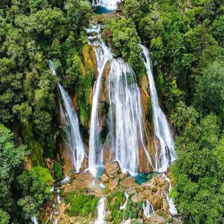 Cascada Los Jolotes emerge de la tierra en San Juan Ixcoy, Huehuetenango