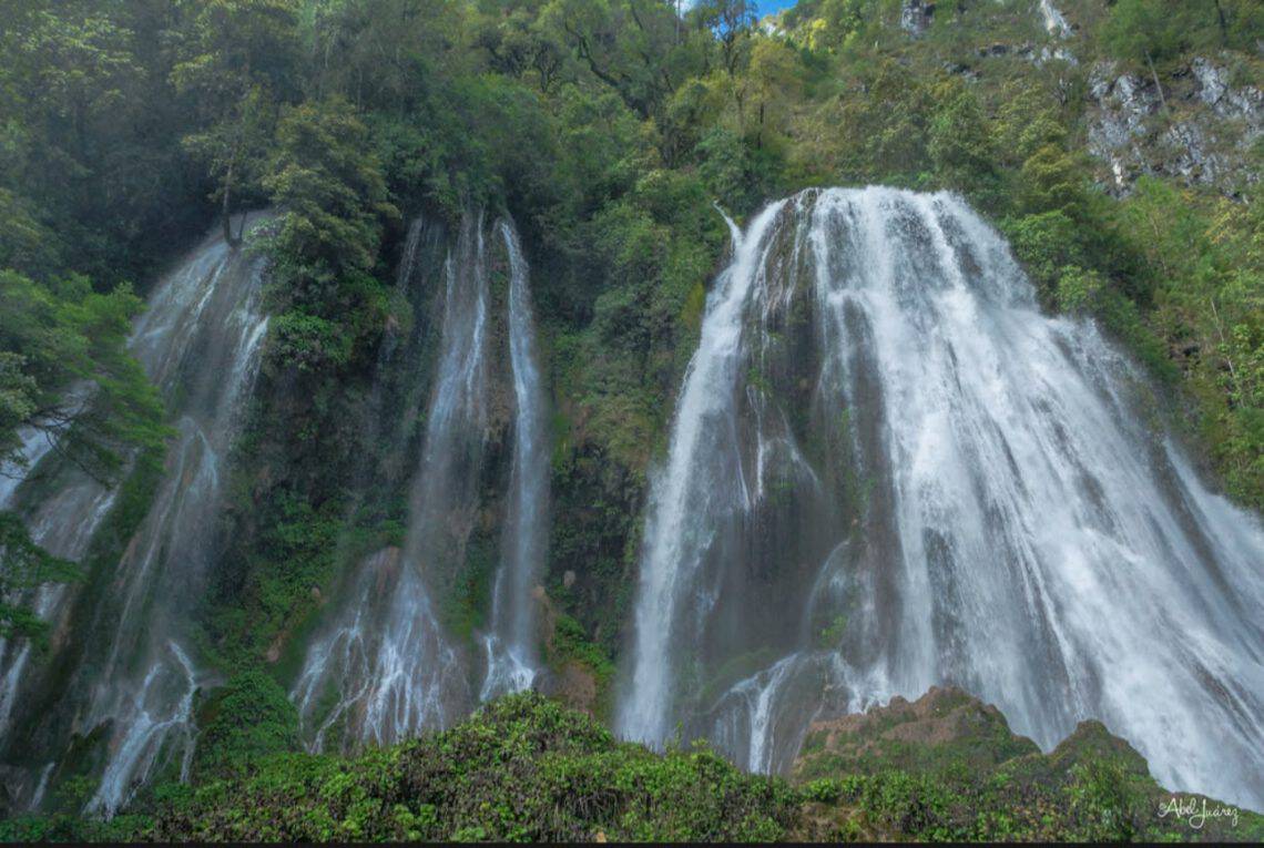 El ambiente en las cascadas Los Jolotes deslumbra por su belleza e hipnotiza por el sonido del agua incesante que cae. (Fotos Abel Juárez