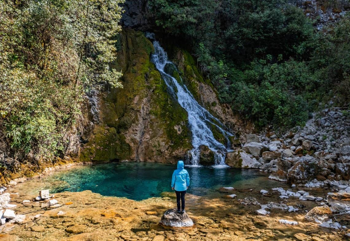 El ambiente en las cascadas Los Jolotes deslumbra por su belleza e hipnotiza por el sonido del agua incesante que cae. (Fotos Abel Juárez