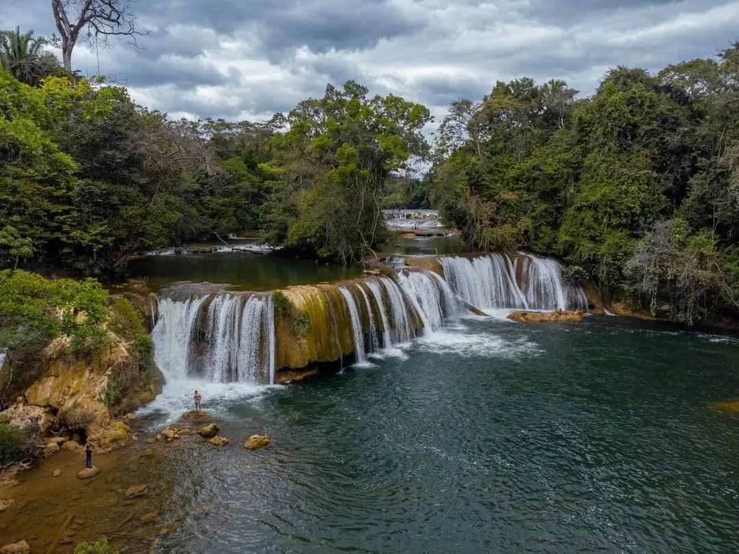 Las caídas de agua de Las Conchas hipnotizan con su belleza y su sonido al visitante desde el primer momento. Se trata de otro paraíso digno de Alta Verapaz. (Foto Conap)