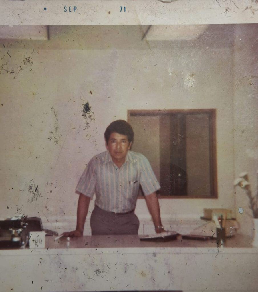 La tarea de limpiar oficinas era el trabajo secundario, Y nunca estaba de más tomarse una fotografía con la cámara que se compró.