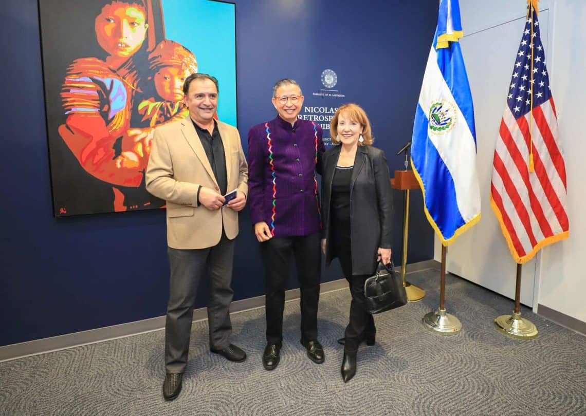 Por su creatividad y amplia expresión de la temática migrante con un lenguaje artístico sin fronteras, Nicolás Shi ha recibido reconocimientos en Estados Unidos y del país donde nació, El Salvador.