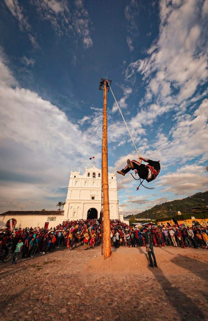 El Palo Volador es mucho más que una danza: es una conmemoración de la cosmovisión maya, la conexión entre tierra, cielo e inframundo (en donde está clavado el árbol). En Cubulco, Baja Verapaz se efectúa en los días previos a la fiesta patronal de Santiago Apóstol el 25 de julio. (Fotografía Inguat)