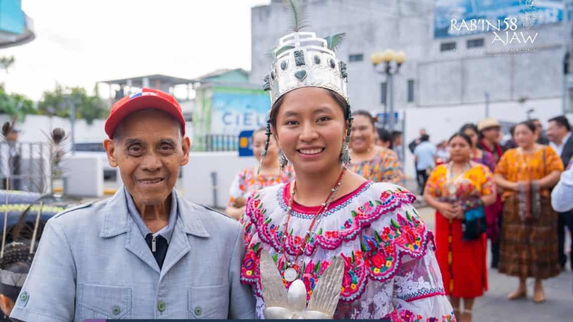 Marco Aurelio Alonzo, fundador y principal impulsor del Festival Folklorico Nacional desde sus inicios en 1969, tiene 91 años y siempre acompaña cada certamen. Junto a Mireily Chan, Rabin Ajaw 2025-2026. (Fotografía Municipalidad de Cobán)