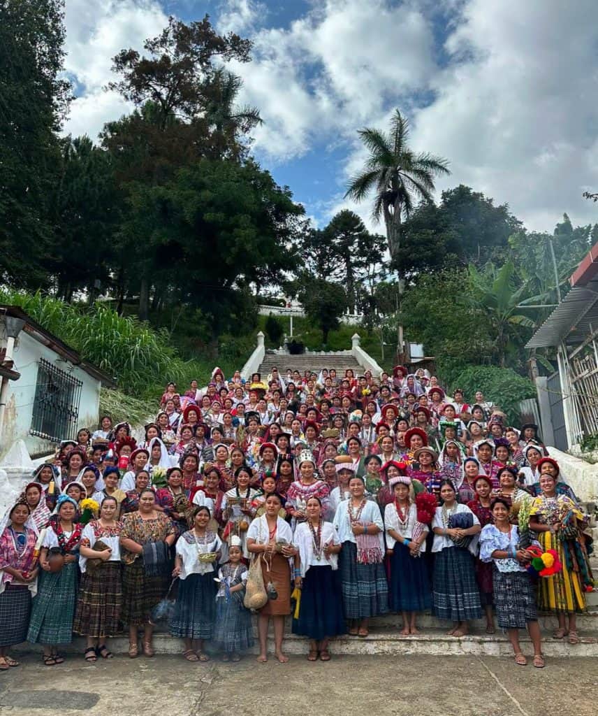 Tradicional fotografía de bienvenida a todas las participantes del certamen Rabin Ajaw, Hija del Rey en el Calvario de Cobán, Alta Verapaz. La Rabin Ajaw saliente, Mireily Chan, comparte con candidatas de todo el país. (Foto cortesía Xixo Rax)