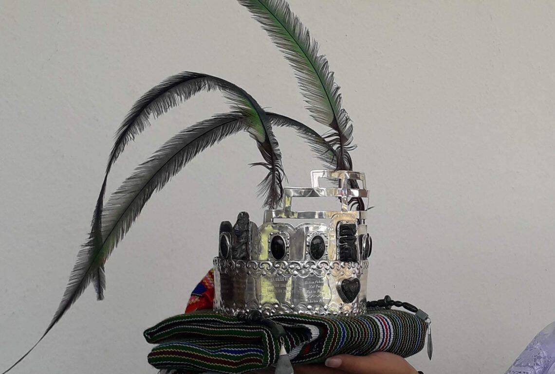 La emblemática corona de la princesa Rabín Ajau está hecha plata, con incrustaciones de jade, piedra sagrada de los mayas. Así también son fundamentales las plumas de Quetzal. La primera corona fue donada en 1971 por el entonces vicepresidente Eduardo Cáceres Lehnoff.