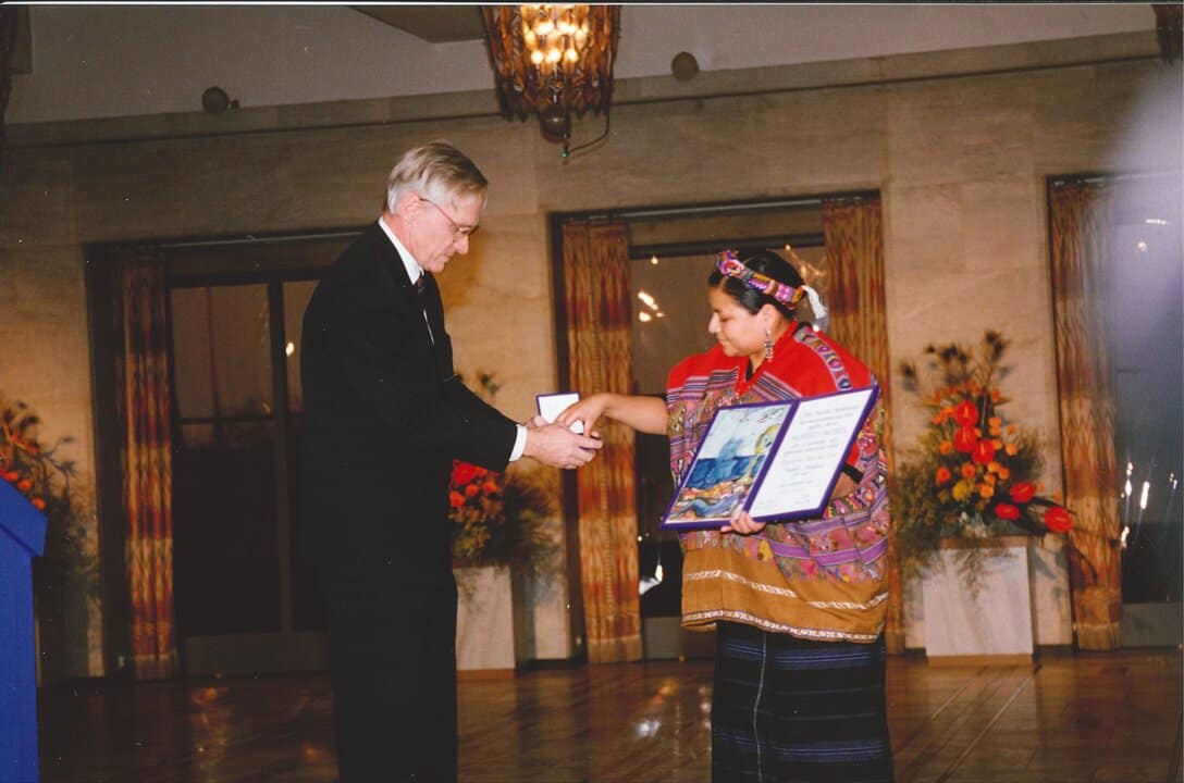 El 10 de diciembre de 1992, Rigoberta Menchú recibe el Premio Nobel de la Paz. (Foto Academia Sueca)