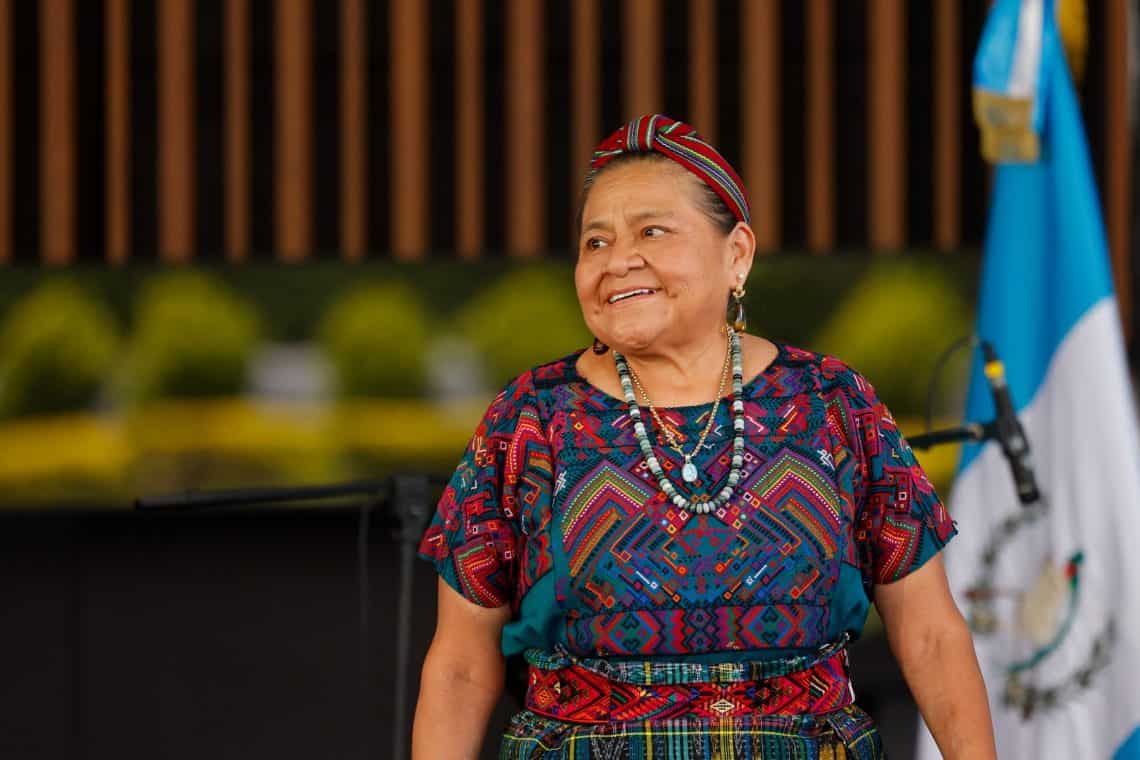 Un aplauso unánime recibió y despidió a Rigoberta Menchú del podio de la Feria Internacional del Libro en Guatemala.