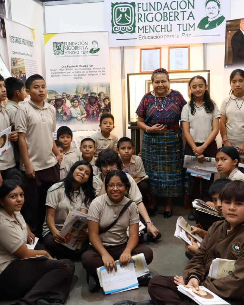 La Nobel de la Paz Rigoberta Menchú se encontró con niños de la escuela Pavaroti, de San Lucas Tolimán, Sololá, que es sostenida por su fundación: un momento muy emotivo y con visión de futuro.