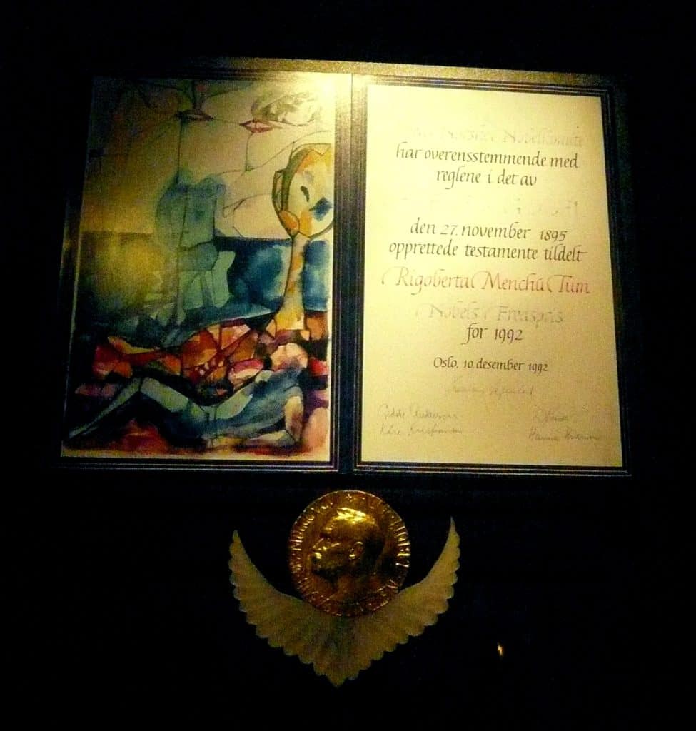 Diploma y medallad el Premio Nobel de la Paz 1992 otorgado a Rigoberta Menchú Tum, líder maya k'iche.