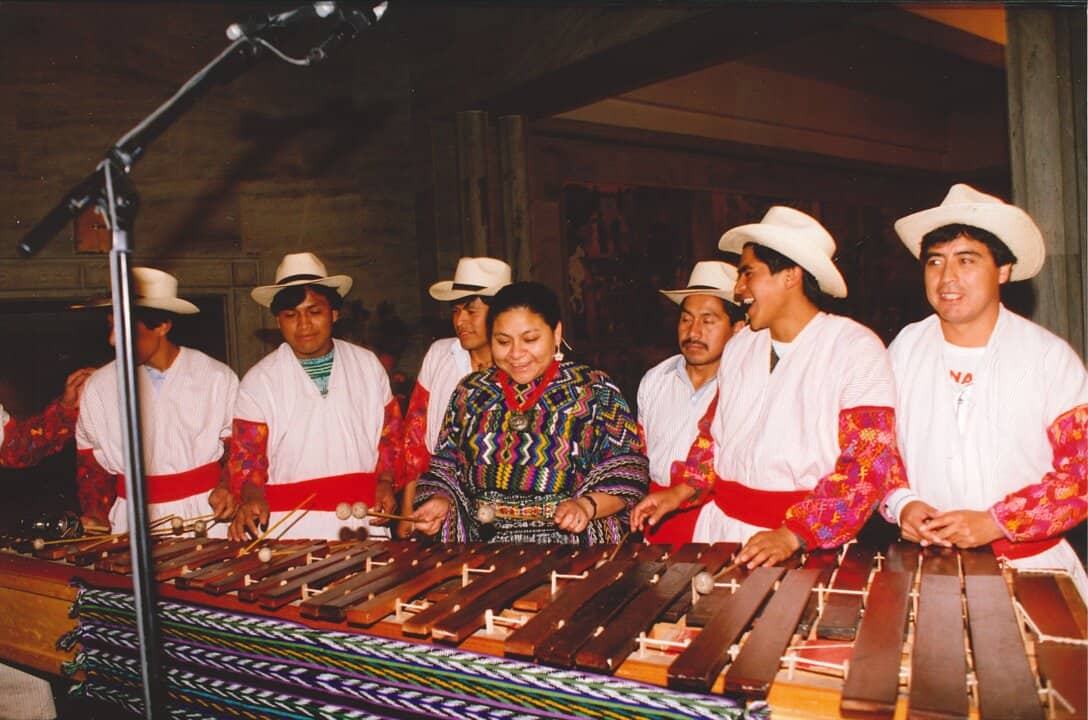 Un grupo de jóvenes tocó la marimba en la ceremonia del Nobel en 1992 y Rigoberta Menchú compartió con ellos, agradeciéndoles la participación.